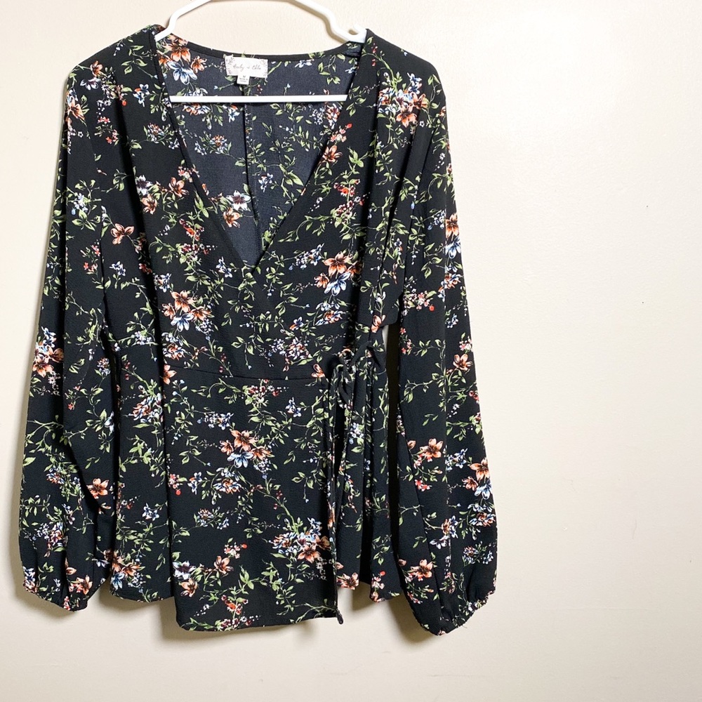 🥥3/$25 SALE🥥 Bailey & Chloe Floral Wrap Top  M